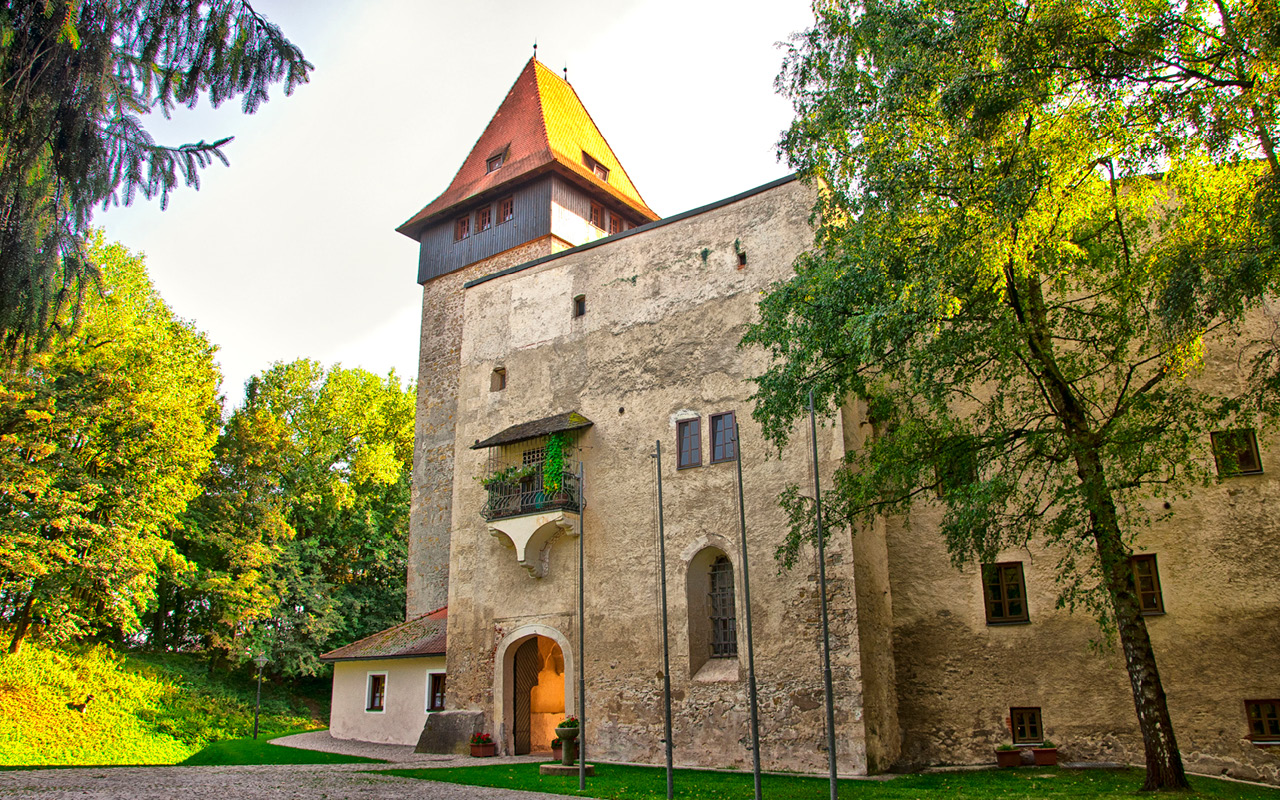 Regionalzimmer.at - Jugendherberge Schloss Ulmerfeld